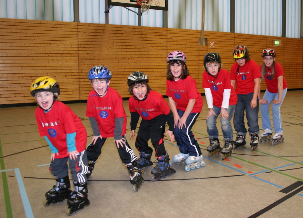 Kinder der Skateabteilung des TC 04 Köln-Poll e.V. beim wöchentlichen Training in der Sporthalle